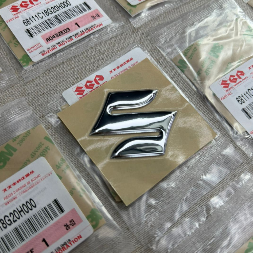 Calca Suzuki S en Alto Relieve Original (68111C18G20H000) Calca Suzuki S en Alto Relieve Original (68111C18G20H000)
